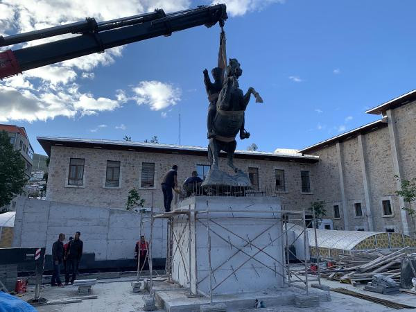 Bayburt'ta sökülen 'Atatürk heykeli' yerine konuldu - Resim : 2
