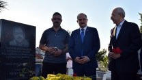 Kemal Kılıçdaroğlu, Neşet Ertaş'ın mezarını ziyaret etti
