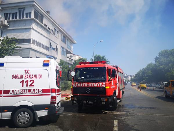 Kadıköy Zühtüpaşa'da korkutan yangın - Resim : 1