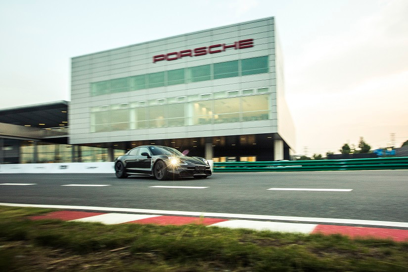 Porsche'nin elektrikli spor otomobili 'Taycan' Çin’de ilk kez piste çıktı - Resim : 2