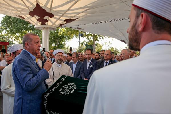 Gerici yazar Mehmet Şevket Eygi'nin tabutunu Erdoğan taşıdı - Resim : 1