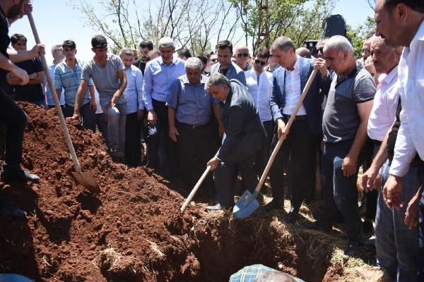 Abdullah Gül, AKP'li eski vekilin babasının cenazesine katıldı - Resim : 2