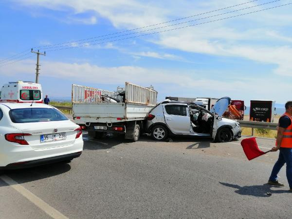 Ayvalık'ta yol kenarındaki otomobile kamyonet çarptı: 4 yaralı - Resim : 1