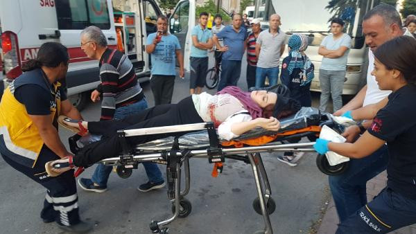 Kayseri'de hamile kadın ve arkadaşına sokak ortasında silahlı saldırı - Resim : 1