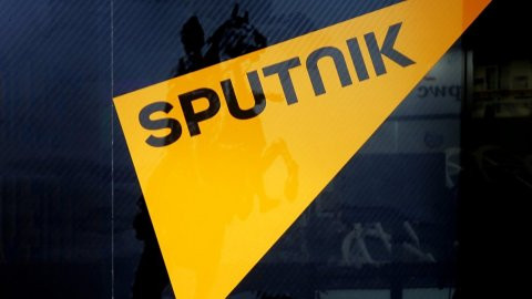 ‘Şehitler ölmez vatan bölünmez’ sloganları atan bir grup Sputnik çalışanlarına saldırdı