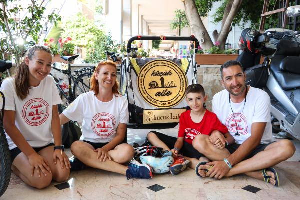 Bisikletli ailenin Göbeklitepe'ye 1300 kilometrelik yolculuğu - Resim : 1