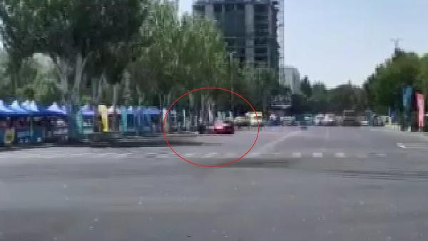 Kırgızistan’da yarış otomobili izleyicilerin arasına daldı: 6 yaralı - Resim : 1