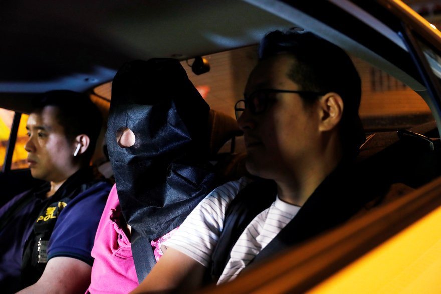 Hong Kong'da gerilim sürüyor! Maskeli grup göstericilere saldırdı - Resim : 1
