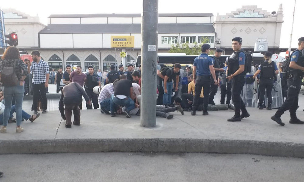 Polis Özsüt önünde direnen işçileri darp ederek gözaltına aldı! - Resim : 1