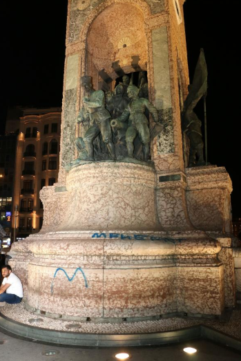 Taksim Cumhuriyet Anıtı’na sprey boyayla adını yazdı! - Resim : 1