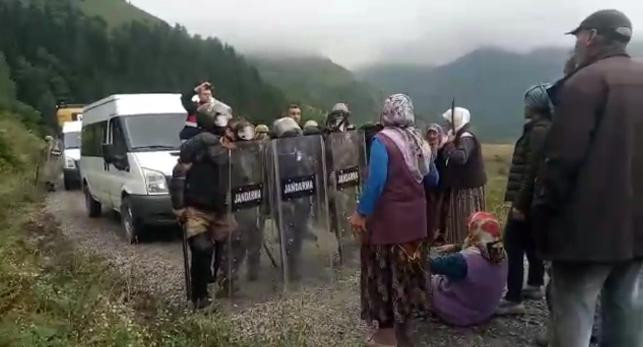 Jandarma köylülere biber gazla müdahalede bulundu - Resim : 2
