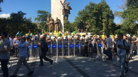 Göçmen derneklerinin düzenlediği eyleme saldırı girişimi