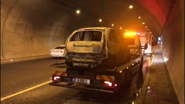 Orhangazi Tüneli’nde araç yandı! Tatilciler için acil çıkış kapısı açıldı - Resim : 1