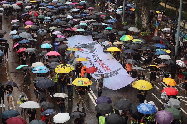Hong Kong’da binlerce kişi yine sokaklarda - Resim : 1