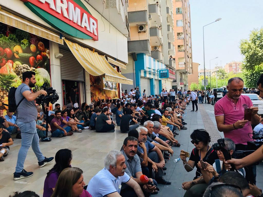 Diyarbakır’da kayyum protestosu oturma eylemi ile başladı - Resim : 1