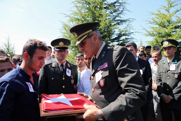 Trafik kazasında ölen asker, son yolculuğuna uğurlandı - Resim : 1