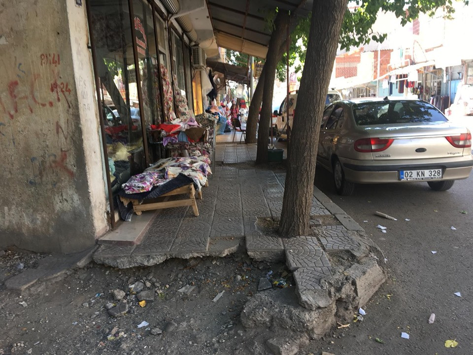 AKP'li belediyenin onarmadığı kaldırımları esnaf onardı: 'Belediye utansın' - Resim : 2