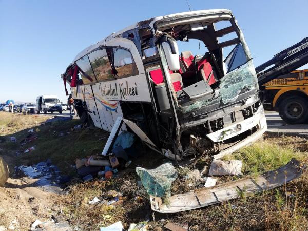 Afyon'da yolcu otobüsü devrildi: Ölü ve yaralılar var - Resim : 1