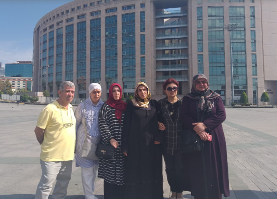 AKP binası önünde eylem yapmalarına izin verilmeyen annelerden açıklama - Resim : 1