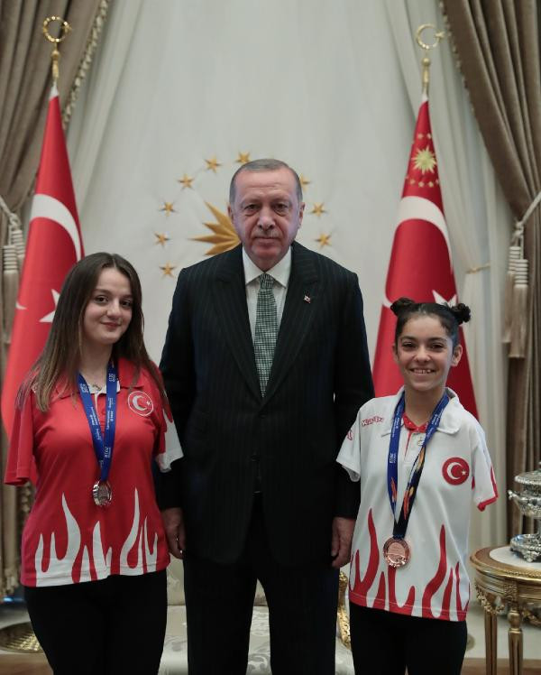 Erdoğan, milli sporcular Sümeyye Boyacı ve Sevilay Öztürk'ü kabul etti - Resim : 1