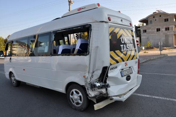 Antalya'da ticari araç öğrenci servisine çarptı: 7 yaralı - Resim : 1