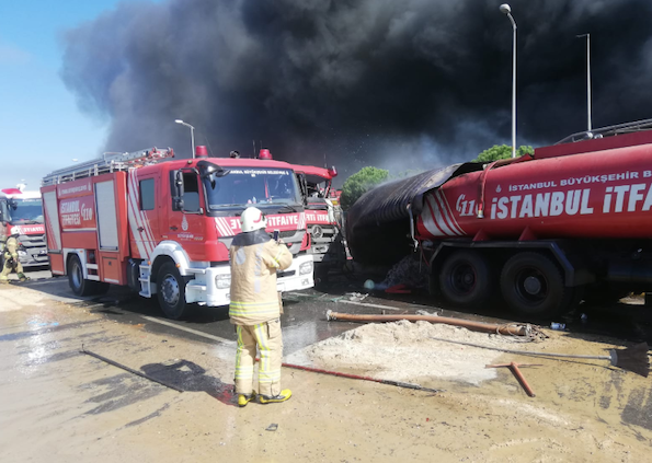 Tuzla'da yanan fabrikada patlama oldu: Yaralananlar var - Resim : 2
