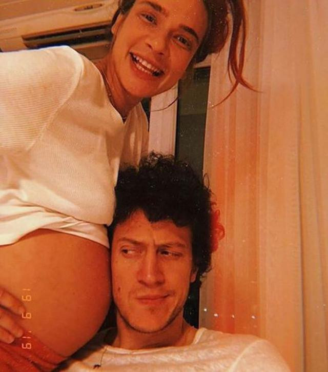 Caner Erdeniz ve 6.5 aylık hamile eşi Müge Boz'dan aşk pozu - Resim : 1