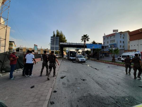 Adana'da polis aracına saldırı! Çok sayıda yaralı var - Resim : 2