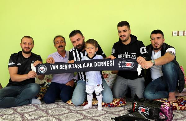 Van Beşiktaşlılar Derneği, minik Yusuf'un yüzünü güldürdü - Resim : 1