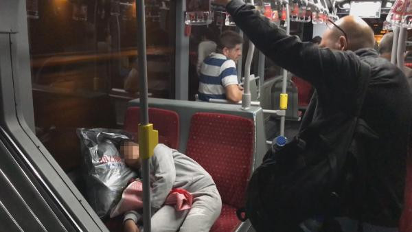 Metrobüste yürek burkan görüntü... - Resim : 1