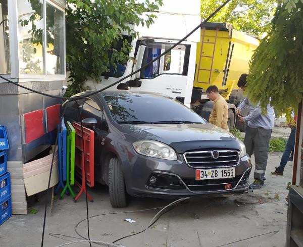 Sürücü kalp krizi geçirdi, hafriyat kamyonu durağa daldı: 2 ölü - Resim : 1