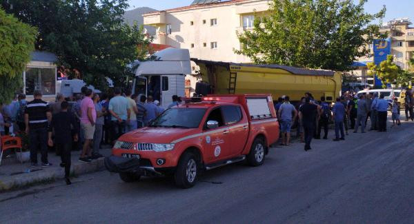 Sürücü kalp krizi geçirdi, hafriyat kamyonu durağa daldı: 2 ölü - Resim : 2