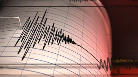 İstanbul ve İzmir'de hissedilen deprem oldu! Merkez üsse ve şiddeti belli oldu
