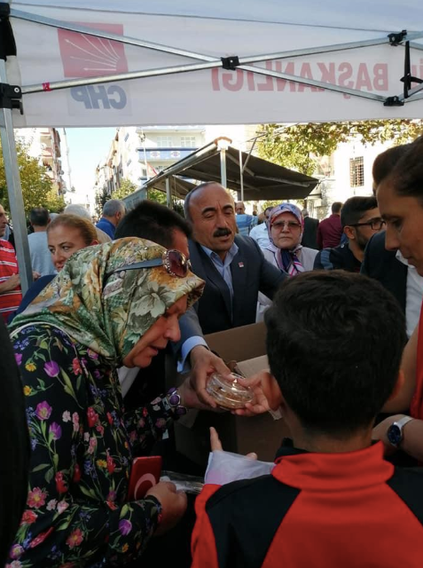 CHP'den vatandaşlara camii çıkışı aşure ikramı - Resim : 2