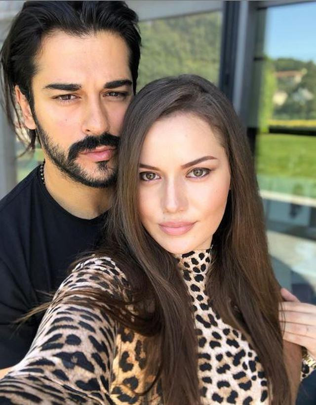 Fahriye Evcen, Burak Özçivit ile pozunu 'Aşk' notuyla paylaştı - Resim : 1