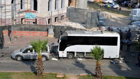 Adana'da polis aracına bombalı saldırı