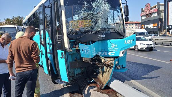 İstanbul'da halk otobüsü kaldırıma çıktı! Kaza anı kamerada - Resim : 2