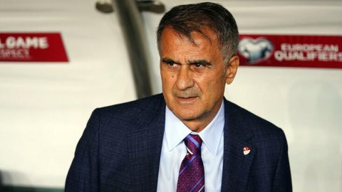 Şenol Güneş'in kravatı maçın önüne geçti! İşte Türkiye - Arnavutluk karşılaşmasından dikkat çeken kareler