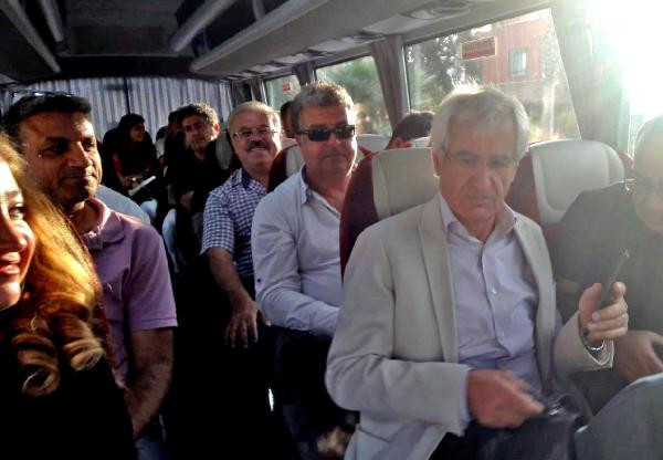 CHP'li başkan belediyeye işçi servisiyle gidip, geliyor - Resim : 1