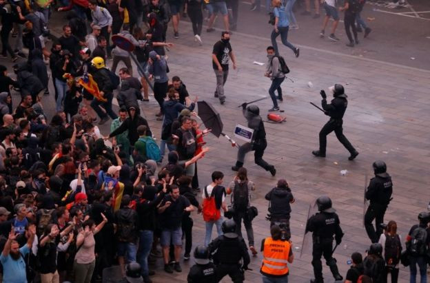Katalonya'da on binlerce kişi sokaklara çıktı, genel grev düzenlendi - Resim : 1