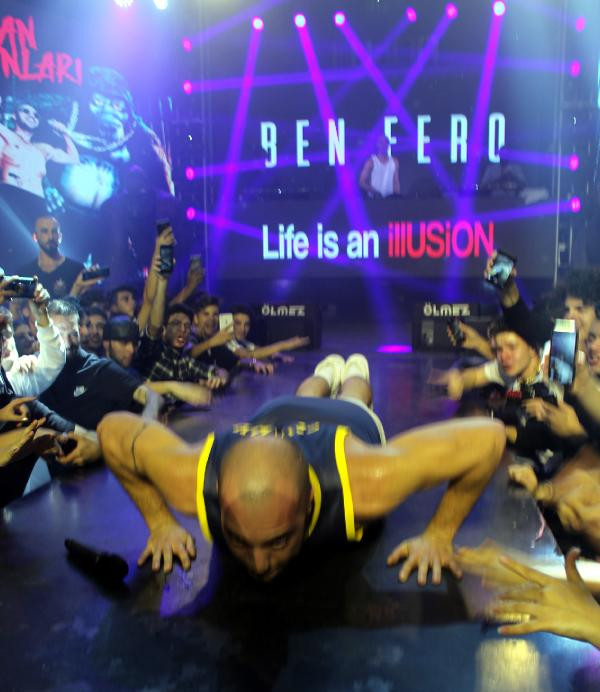 Rapçi Ben Fero'dan sahnede şınav ve asker selamı - Resim : 1