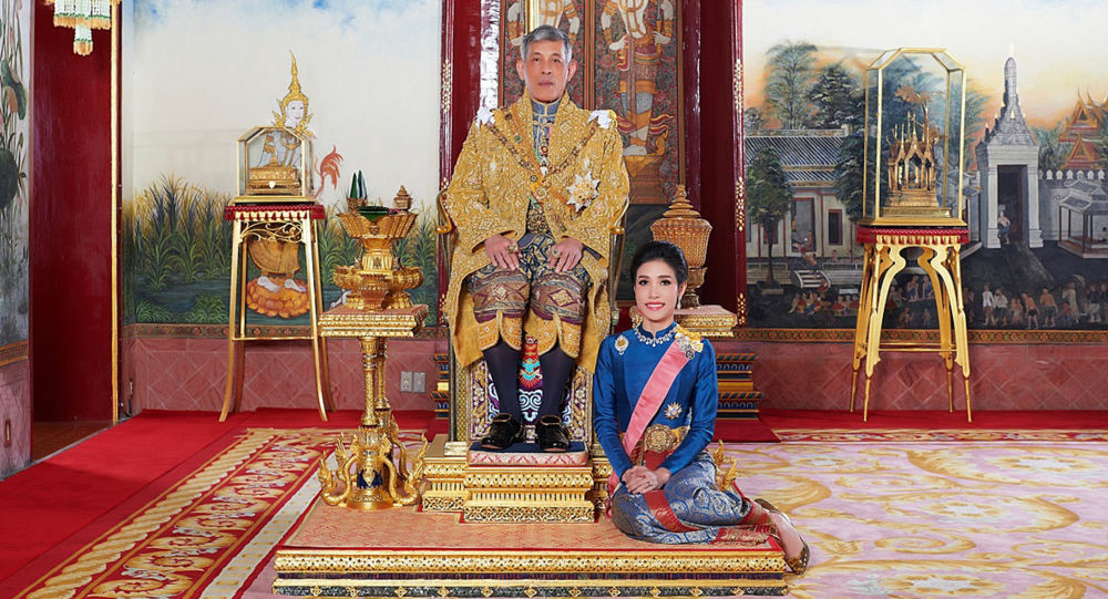 Tayland Kralı Maha, 'resmi metresinin' unvanlarını geri aldı - Resim : 1