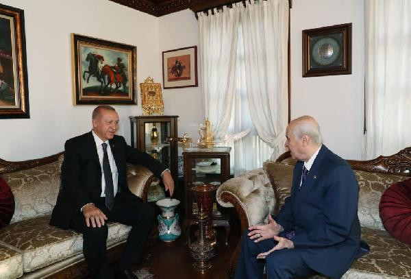 Erdoğan'ın Devlet Bahçeli ziyaretinde 'klasik otomobil' ve 'kaftan' detayı - Resim : 1