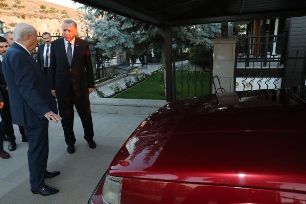 Erdoğan'ın Devlet Bahçeli ziyaretinde 'klasik otomobil' ve 'kaftan' detayı - Resim : 2