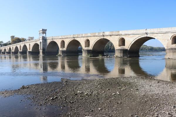 Edirne'de Meriç Nehri’nin su seviyesi düştü, kum adacıkları oluştu - Resim : 1