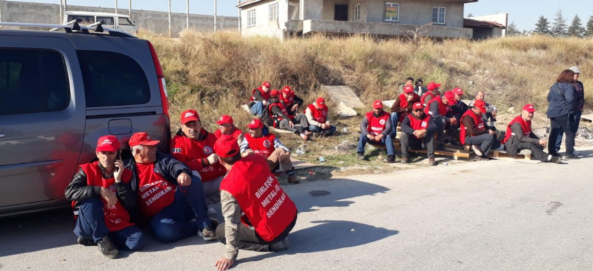 Metal işçisi müdahaleye rağmen eylemini sürdürüyor - Resim : 1