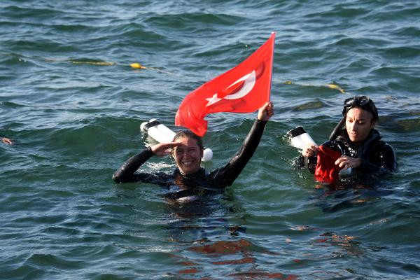 Dünya rekortmeni Derya Can, su altında 100 kiloluk kağnıyı çekti - Resim : 1