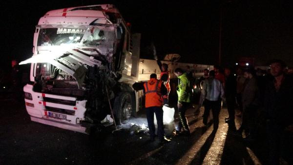 TEM'de iki TIR çarpıştı! Yol ulaşıma kapandı - Resim : 1