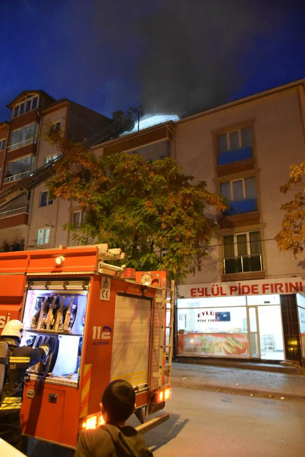 Sivas'ta 3 katlı apartmanın terasında yangın - Resim : 1