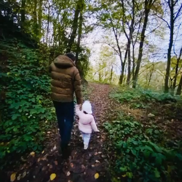 Tarkan ve kızının orman yürüyüşü - Resim : 1